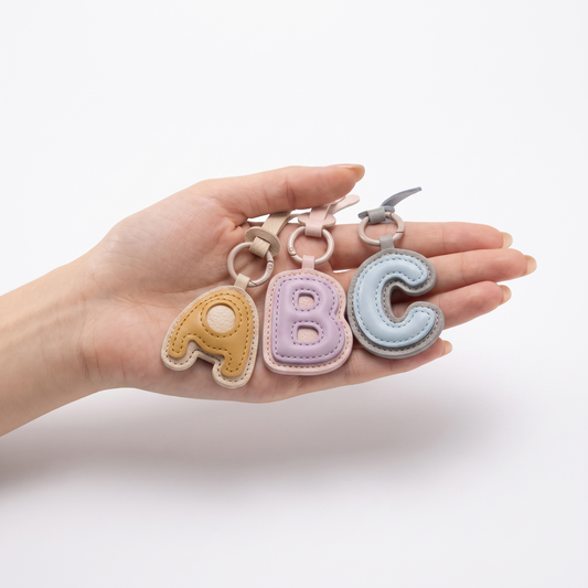 Charm lettre en cuir à initiale, bijou de sac
