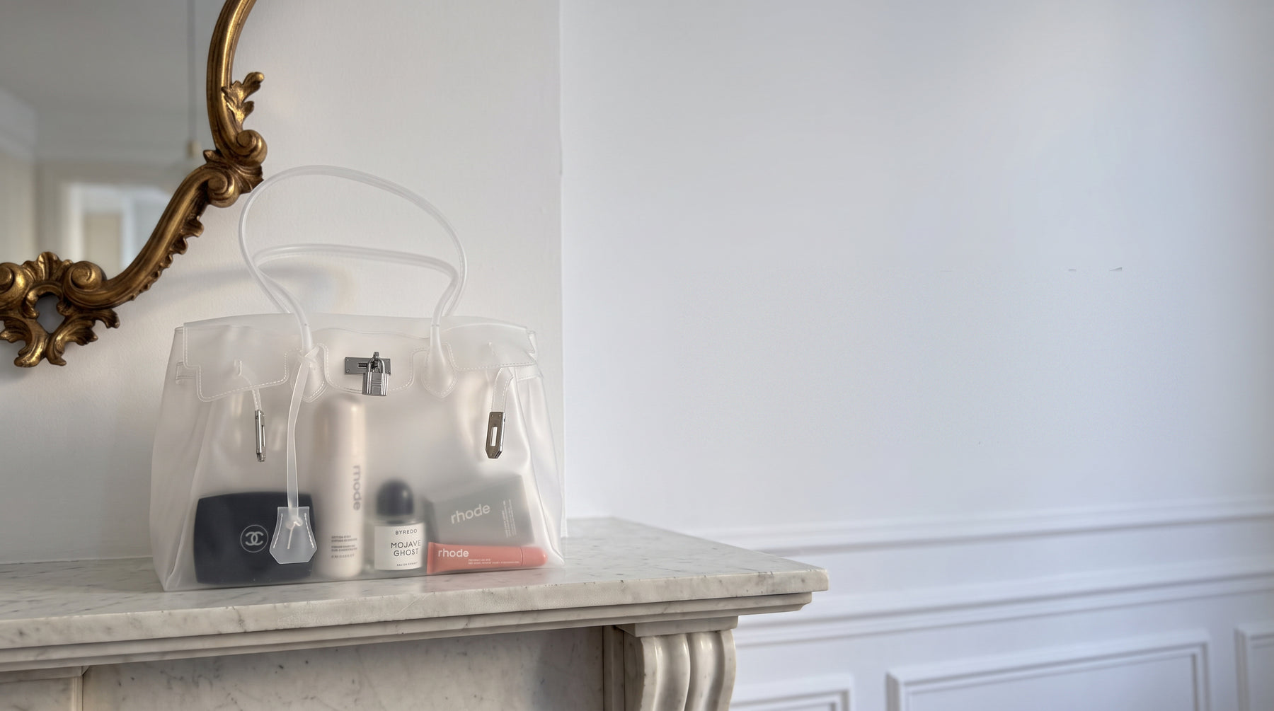 Le MAGA edit, sac Jelly Firkin sur une cheminee en marbre