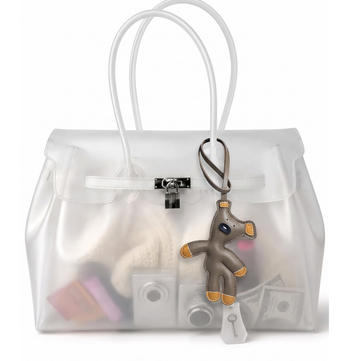 Charm ourson coloris Taupe suspendu à l'anse du sac Jelly transparent