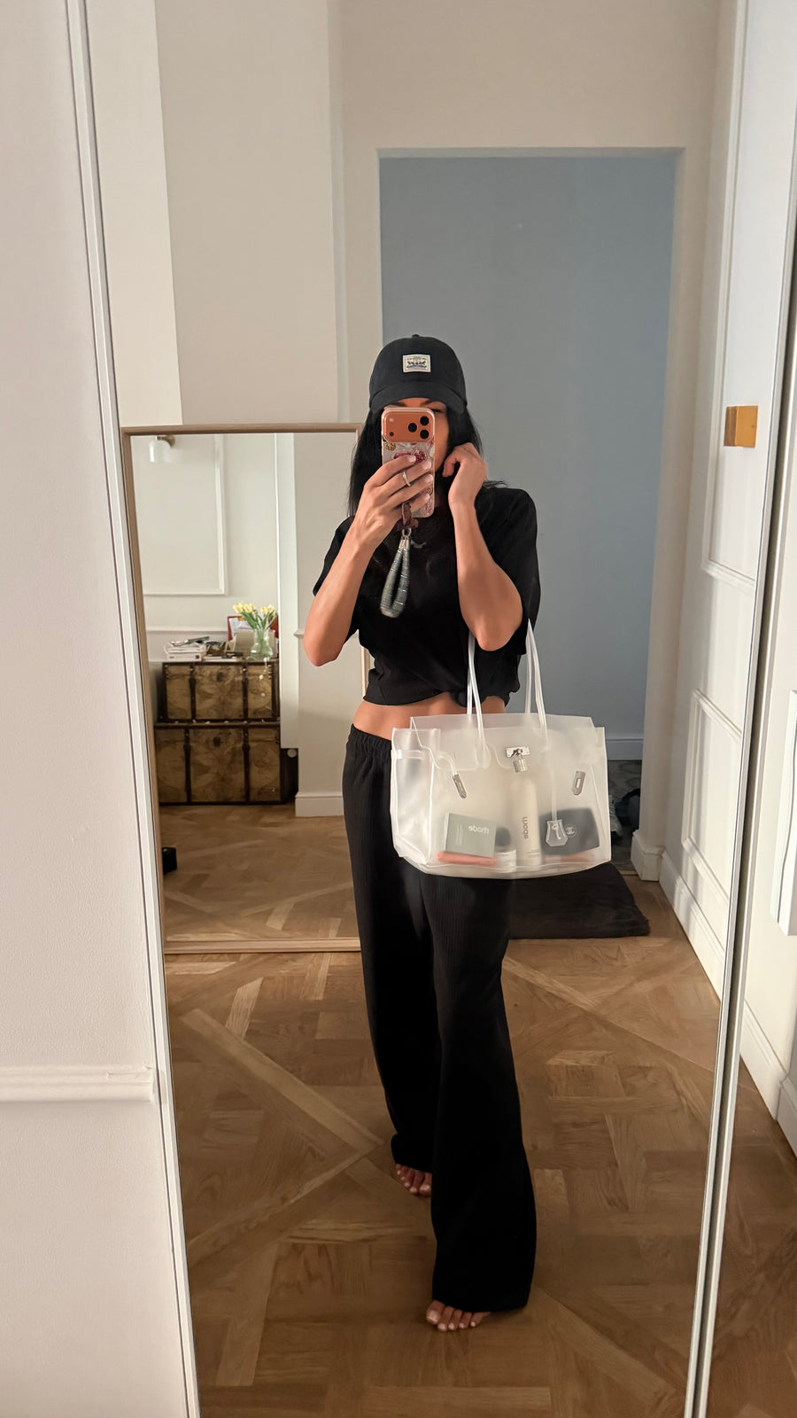 Cliente portant le sac Jelly Firkin transparent Le MAGA édit, look du quotidien