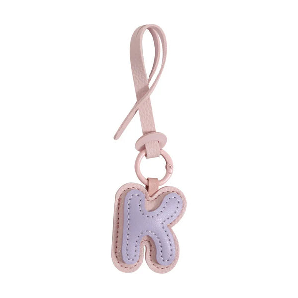 Charm lettre en cuir, le bijou de sac à ton initiale, coloris K · Lilas