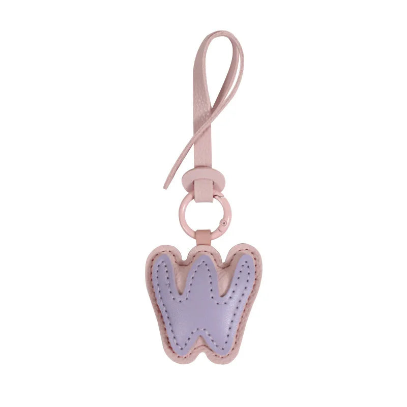 Charm lettre W effet cuir, duo de couleurs Lilas