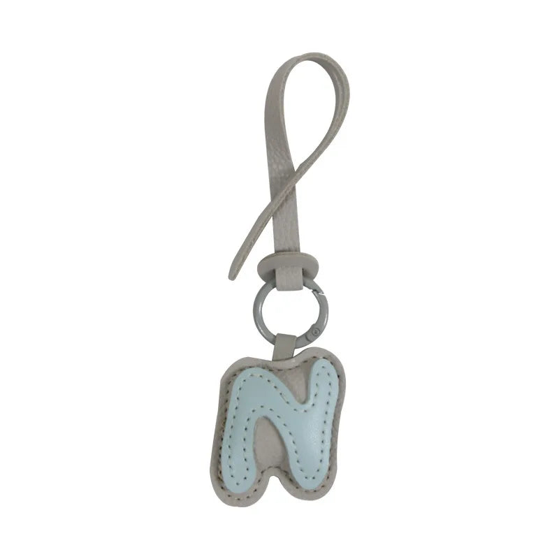 Charm lettre N effet cuir, duo de couleurs Ciel