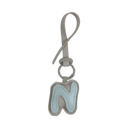 Charm lettre N effet cuir, duo de couleurs Ciel