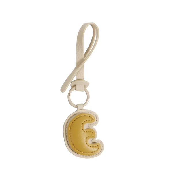 Charm lettre en cuir, le bijou de sac à ton initiale, coloris E · Miel