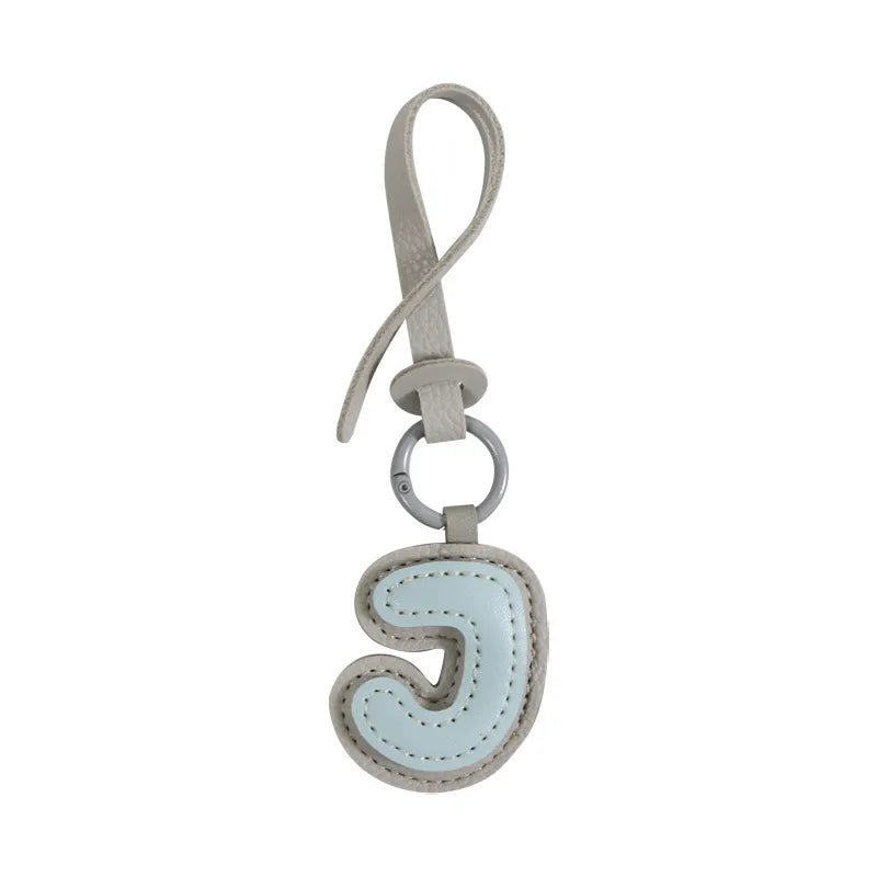 Charm lettre J effet cuir, duo de couleurs Ciel