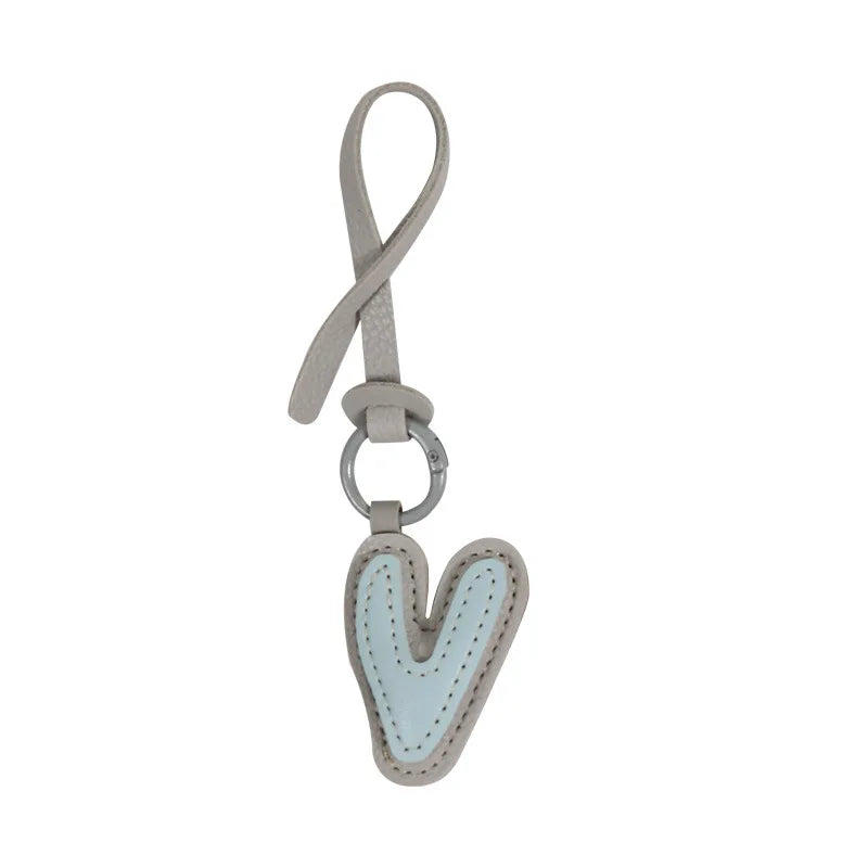 Charm lettre V effet cuir, duo de couleurs Ciel