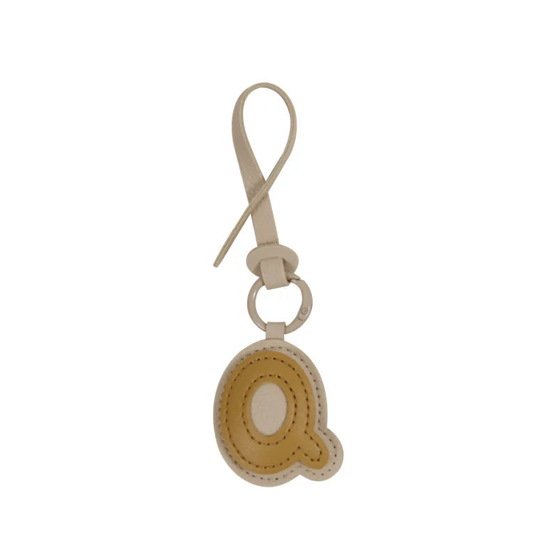 Charm lettre Q effet cuir, duo de couleurs Miel