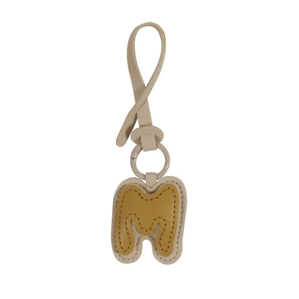 Charm lettre en cuir, le bijou de sac à ton initiale, coloris M · Miel