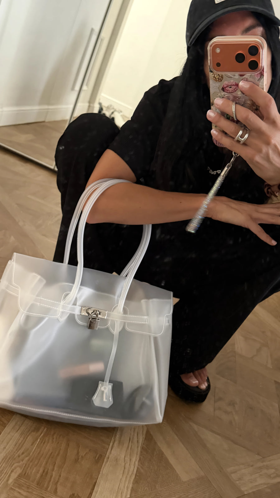 Sac Jelly Firkin blanc givré porté, selfie miroir sur parquet